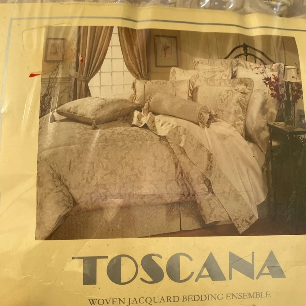 NWT toscana woven jacquard queen comforter set